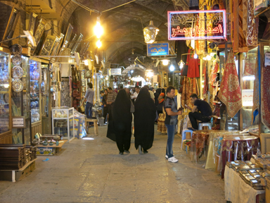 工芸品が並ぶグランドバザールで足が止まる様子