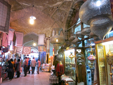 広場を囲む広大なグランドバザールの風景