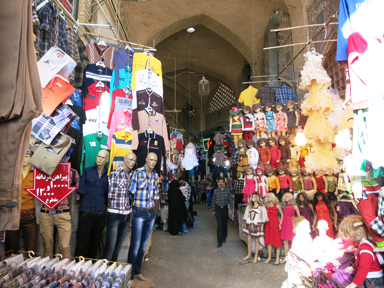 下から上まで物であふれた市場の一瞬で理解できない面白さを感じる風景