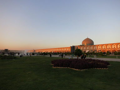 夕暮れの鮮やかなオレンジ色に染まるイマーム広場