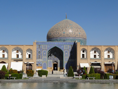 モスクの茶色に繊細な模様が入った美しいドーム