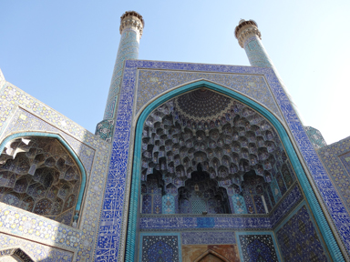 イマーム広場のモスクの入り口の美しすぎる模様と色の風景