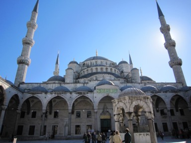 ブルーモスクの真下からの迫力を感じる姿