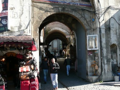 イスタンブールの好奇心を誘う昔の雰囲気を残す路地の風景