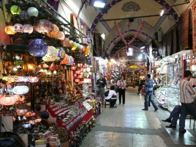 グランドバザールに並ぶお店のトルコランプが華やかに灯る風景