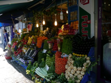 イスタンブールの小さな八百屋さんの整然と野菜を積み上げた陳列