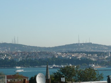 ボスポラス海峡にたくさんの船が行き交う景色