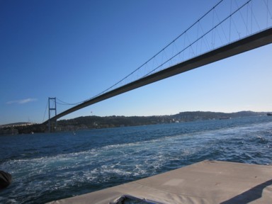 船から見上げるアジアとヨーロッパを結ぶ巨大なボスポラス大橋