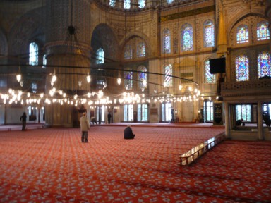 ブルーモスクの中で静かに祈る人々