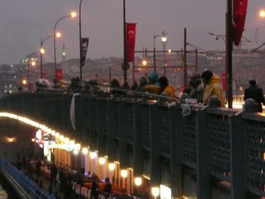 ガラタ橋の上から釣りをする人々