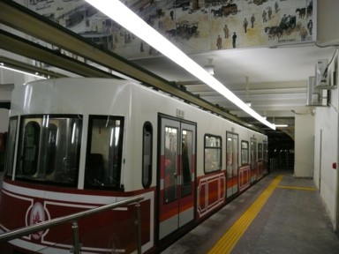 世界一短い地下鉄テュネルの駅の様子