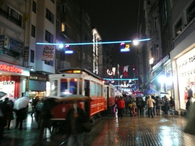 イスティクラール通りの真ん中を路面電車が走る夜の光景