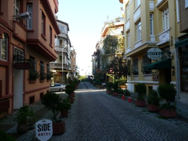 イスタンブールのヨーロッパ風とアラブ風が混ざる街並み