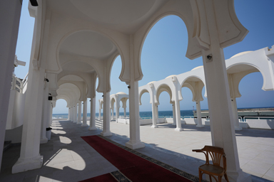 フローティング・モスクの外側の遺跡のような白い柱が並ぶ