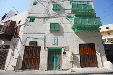 ジェッダの旧市街のライトグリーンの出窓が鮮やかな光景