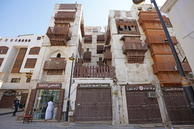 ジェッダの旧市街の酷暑の昼時に開いている茶色の出窓がある店