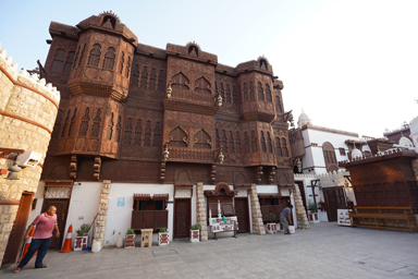 タイバット博物館の宮殿のような装飾の建物