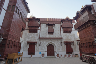 白い壁にさりげなく掘られている繊細な幾何学模様