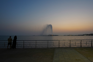 ジェッダのキング・ファハドの世界一高い噴水を遠くから見る風景