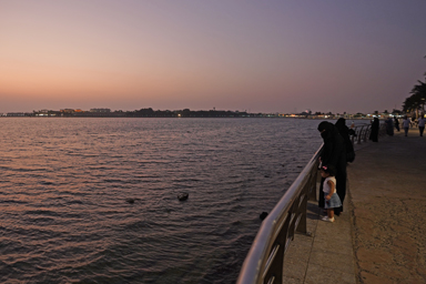 夕方の涼しいジェッダの紅海の海沿いには人が増える