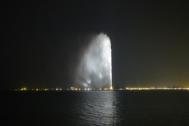 ジェッダのキング・ファハドの世界一高い噴水は夜も高く噴き上がりライトアップされる