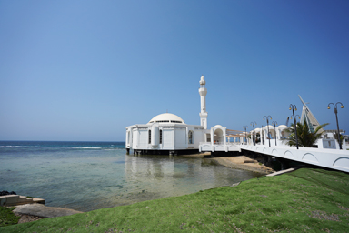真っ青な紅海の海の上に建てられた真っ白なフローティング・モスク