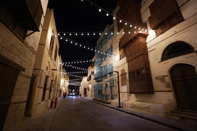 ジェッダのアル・バラド旧市街の夜はオレンジに灯る景色