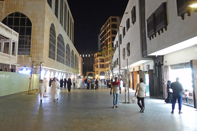 夜のQabel Trailの華やかな金製品を売る店が並ぶ