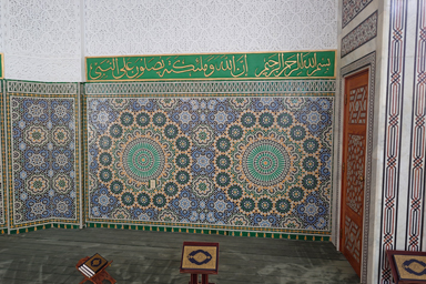 フローティング・モスクの内部の壁のタイルの幾何学模様の美しさ