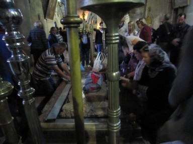 聖墳墓教会のキリストが降りた岩が巡礼者が拭くことでピカピカに磨かれた岩