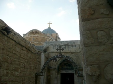 聖墳墓教会の屋根の十字架は見えるのにたどりつけない迷路道