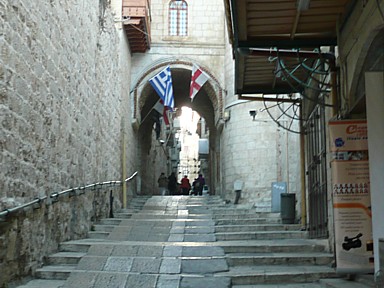 旧市街のタイムトリップしたような岩の建物に囲まれた町並み