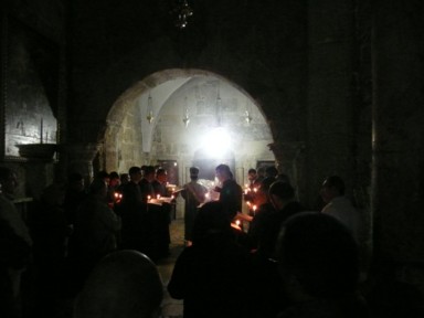 聖墳墓教会のあちこちで行われるミサ