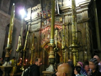 聖墳墓教会の中心の小さな部屋の内部に漂う強いエネルギー