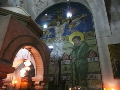 聖墳墓教会の薄暗い壁にはたくさんの宗教画