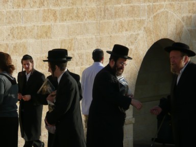 ユダヤ教徒の特徴的な装いと髭ともみあげ