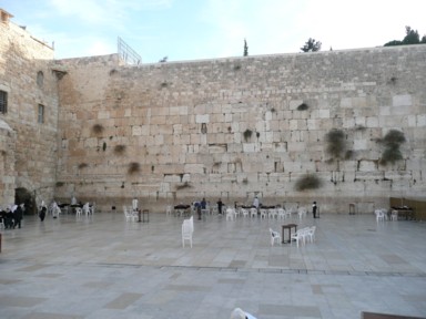 嘆きの壁で祈る人々