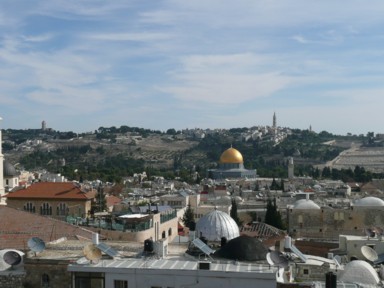 岩のドームを望むエルサレムの旧市街の風景
