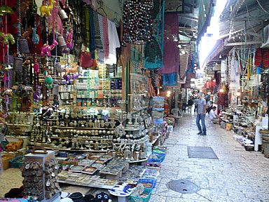 エルサレムのお土産のキリストがたくさん並ぶ通り