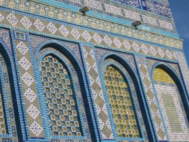 青を基調としながらたくさんの色が含まれ美しい装飾が並ぶ岩のドーム