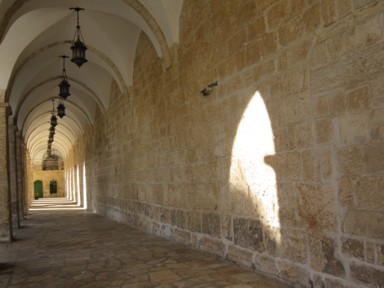 嘆きの壁の裏側の静かな通路のただの壁