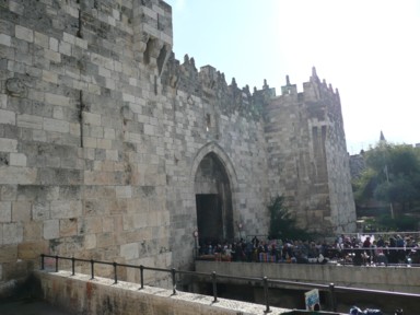 巡礼者が激しく行き交うダマスカス門