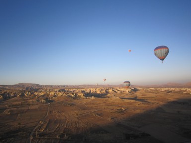 カッパドキアで気球の上からはるか下の台地