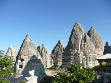 奇岩に窓が付いてそのまま家にした住居の風景