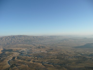 カッパドキアの広大な茶色の大地を気球ではるか上空から眺める
