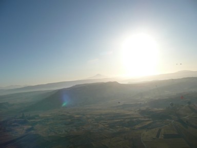 カッパドキアの気球の上から見る地平線から登る太陽