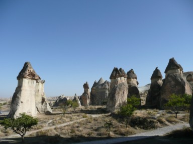 カッパドキアの奇岩と青空