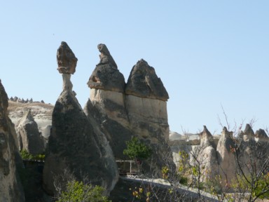 カッパドキアの崩れそうな微妙なラインで帽子をかぶった岩