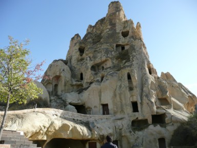 ギョレメの大きな1つの奇岩に窓が上下たくさん開いた景色