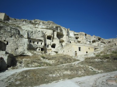 渓谷の岩壁に彫られた家々